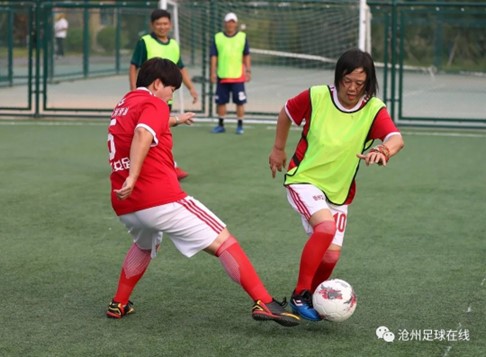 Members of the "50+ Soccer Team" play soccer. (Photo from the public account of Cangzhou Soccer Online on WeChat)