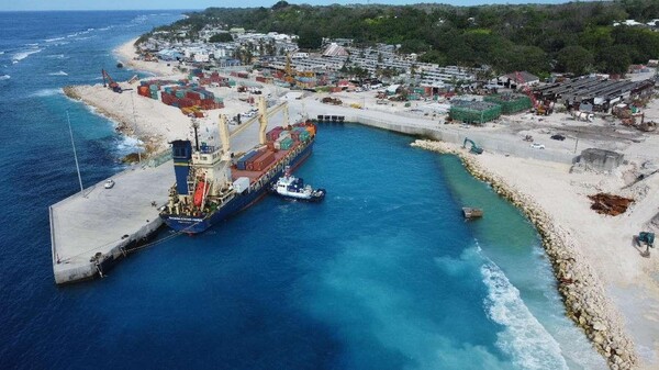 Photo shows the upgrading and renovation project of Aiwo Port Terminal in Nauru undertaken by a Chinese enterprise. (Photo by Li Lingfeng)