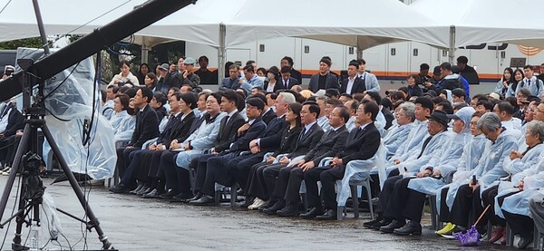 Attendees at the Prime Minister Han Duck-soo speaks at a meeting on the 76th anniversary of the April 3 victims of Jeju Island held at the April 3 Peace Park in Jeju City.