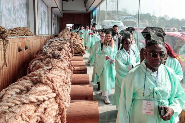 Diplomats from South Korea visit the museum where a giant tug-of-war is on display, the pride of the city of Dangjin