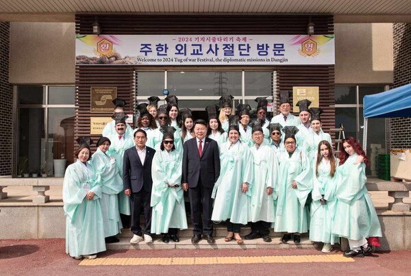 The mayor and invited diplomats celebrate together in front of the Tangjin Museum