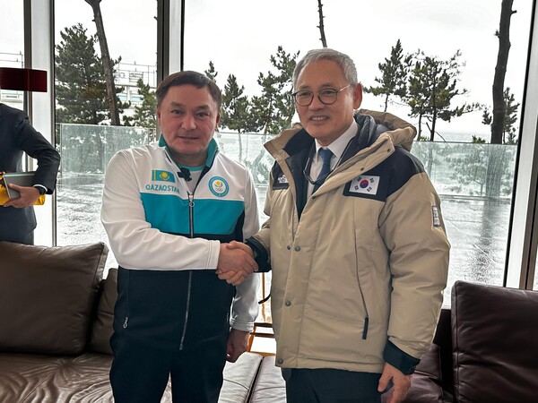 . Ermek Marzhikpayev, Minister of Tourism and Sports of the Republic of Kazakhstan, shaking hands with Yoo In-chon, Minister of Culture, Sports and Tourism of the Republic of Korea