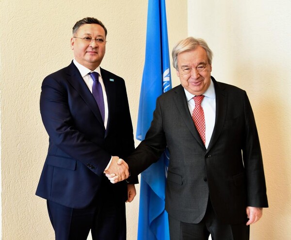 Murat Nurtleu, Deputy Prime Minister and Minister of Foreign Affairs of Kazakhstan, shaking hands with UN Secretary-General António Guterres