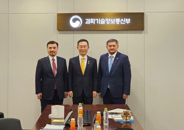 The Honourable Sayasat Nurbek, Minister of Science and Higher Education, the Honourable Nurgali Arstanov, Ambassador of the Republic of Kazakhstan to the Republic of Korea and the Honourable Lee Jong-ho, Minister of Science and ICT.