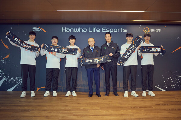Hanwha Group Chairman Kim Seung-yeon is taking a group photo with the 'HLE' players.