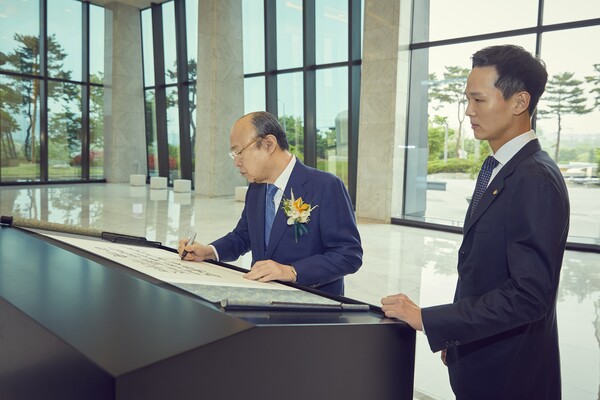 Hanwha Group Chairman Kim Seung-yeon is writing a message of encouragement for the employees of Hanwha Financial affiliates.