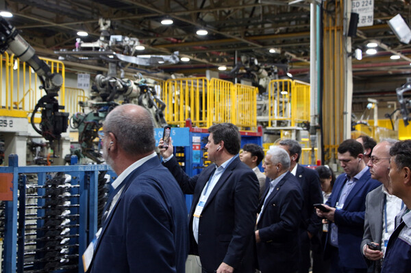 Minister of Industry and Commerce Javier Giménez García de Zuñiga (second from the left) and Itaipu Binacional General Director Justo Aricio Zacarías Irún (first from the left) visit the KGMC manufacturing plant in Pyeongtaek, Gyeonggi-do, on 20 to tour the production line. (Source: KGM Commercial)