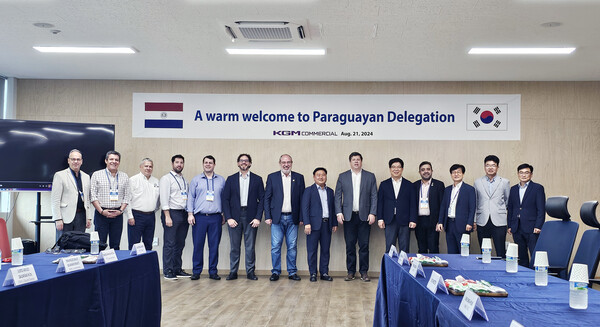 Minister of Industry and Commerce Javier Giménez (sixth from the right) and Itaipu Binacional General Director Justo Zacarías (eighth from the right), who visited Korea for the ODA project organized by KATECH, visited the KGMC Gunsan plant on 21. (Source: KGM Commercial)