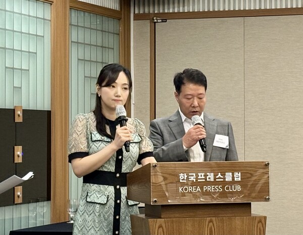 Park Yong-soon, Chairman of WL Co.,Ltd. (right), gives welcoming speech at the UCT Launching Press Conference.