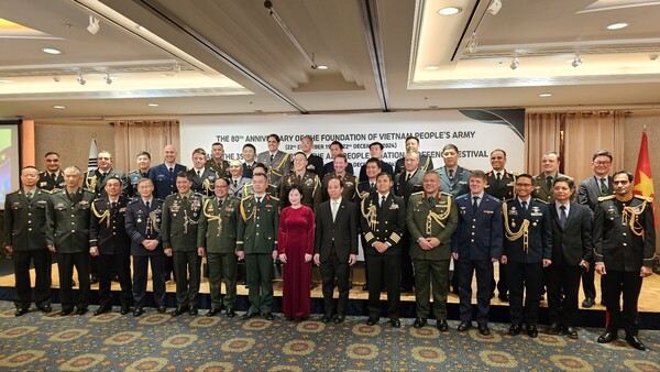 On the 19th, Colonel Le Hiep Lam, the Vietnamese Defense Attaché in South Korea, and Nguyen Thi Thai Binh, the minister-counselor and deputy chief of mission in South Korea, along with other participants, pose for a commemorative photo at the event marking the 80th anniversary of the founding of the Vietnam People’s Army and the 35th All-People National Defense Day, held at the Lotte Hotel Seoul in Jung-gu. (Source: Korea Post)