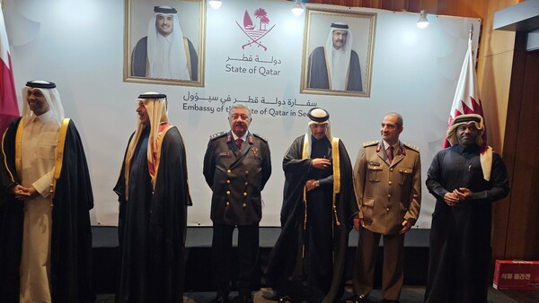 Ambassador Khalid Ebrahim Al-Hamar (far left) poses for a commemorative photo with officials at the event celebrating 50 years of Korea-Qatar diplomatic ties. (Source: Korea Post)