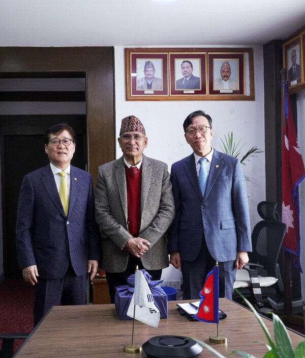 Special Envoy of Foreign Minister Lee Jeong-gyu (left) met with the Deputy Prime Minister and Finance Secretary of Nepal (second from the left). (Source: Yonhap News)