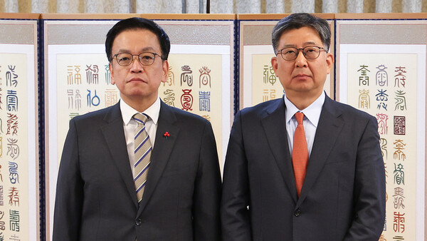 Acting President Choi Sang-Mok (left) and Ambassador to Cuba Lee Ho-Yul (right) (Source: Yonhap News)