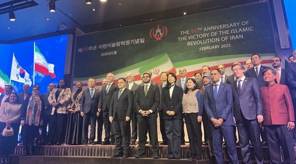 The event attendees are taking a group photo. (Source: The Korea Post)