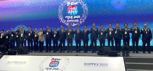 Event Participants pose for a group photo (Source: The Korea Post)
