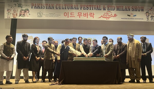 Event participants pose for a group photo. (Source: The Korea Post)
