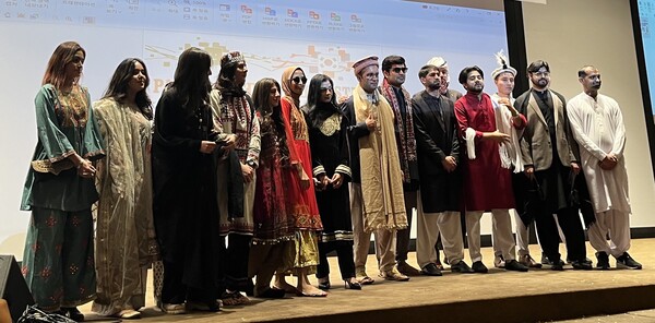 Participants dressed in traditional Pakistani attire. (Source: The Korea Post)