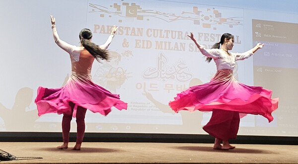 Pakistani dance performance (Source: The Korea Post)