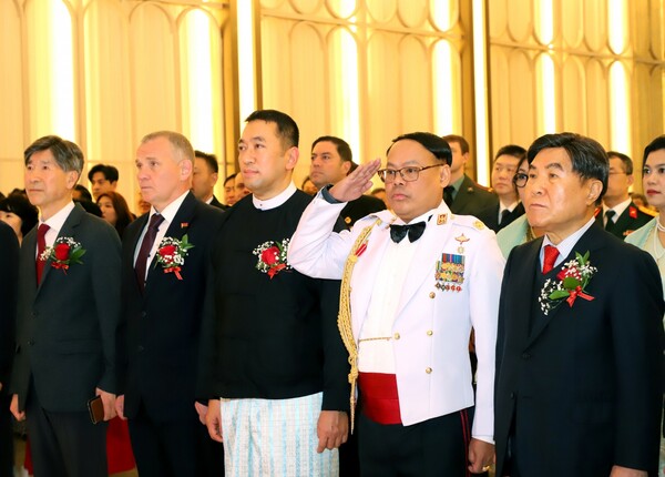 Thant Sin, the Myanmar Ambassador to Korea (third from the left), and Brigadier General Wint Thu, the Myanmar Defense Attaché to Korea (second from the right) (Source: Embassy of the Republic of the Union of Myanmar, Military, Naval and Air Attaché)