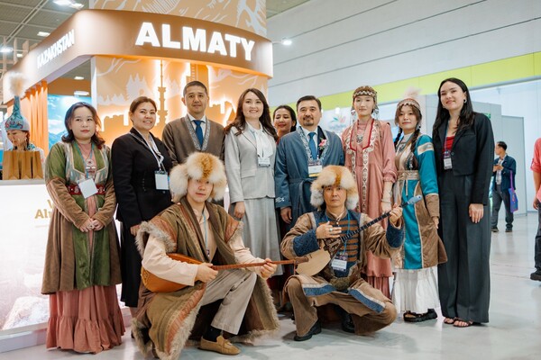 Nurgali Arystanov, Ambassador of Kazakhstan to Korea (fourth from the right in the back row), poses for a commemorative photo with the Almaty booth staff at SITF. (Source: Embassy of Kazakhstan in Korea)