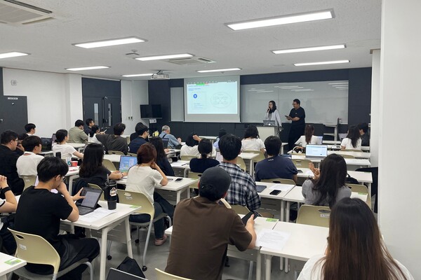 Los estudiantes asisten a la exhibición de sistemas y sociedad de Handong. (Fuente: Handong Global University)