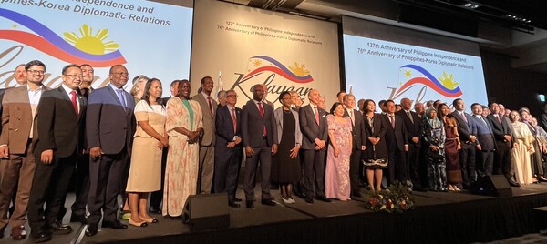 The event participants pose for a group photo. (Source: The Korea Post)