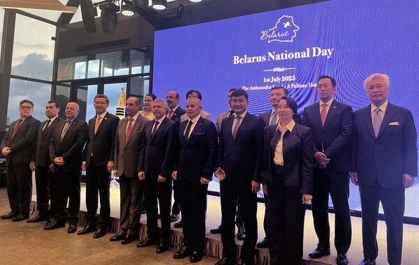 Attendees of the reception posed for a group photo (Source: The Korea Post)
