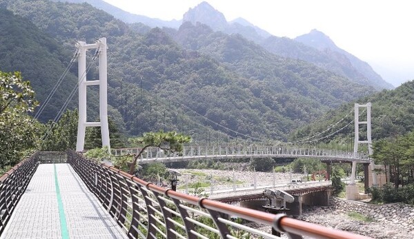 Scenic view of “Seorak Hyanggiro,” now a new landmark in Seorak-dong. (Source: Yonhap News)