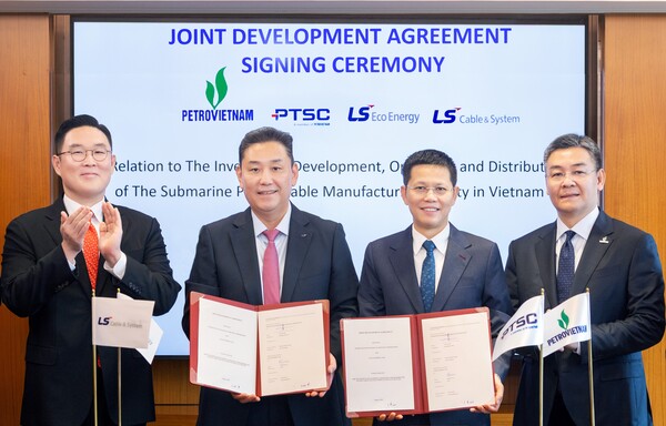 From left: Koo Bon-kyu, CEO of LS Cable & System; Lee Sang-ho, CEO of LS Ecoenergy; Tran Ho Bac, President of PTSC; and Le Manh Cuong, Vice President of PVN, at the Vietnam JDA signing ceremony. (Source: LS Ecoenergy)