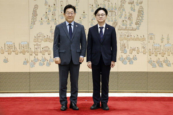President Lee Jae-myung presenting the appointment letter to Trade, Industry and Energy Minister Kim Jung-kwan. (Source: Yonhap News)