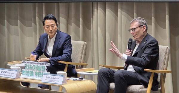 Seoul Mayor Oh Se-hoon (left) and Prof. James A. Robinson of the University of Chicago (Source: The Korea Post)