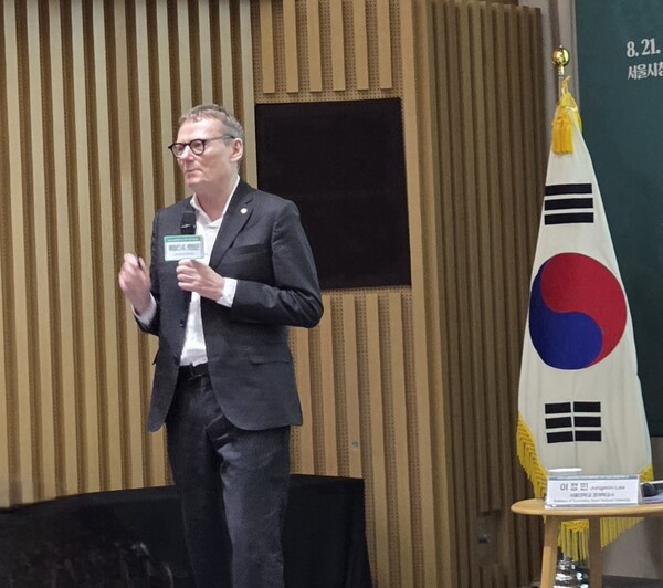 Professor James A. Robinson of the University of Chicago (Source: The Korea Post)