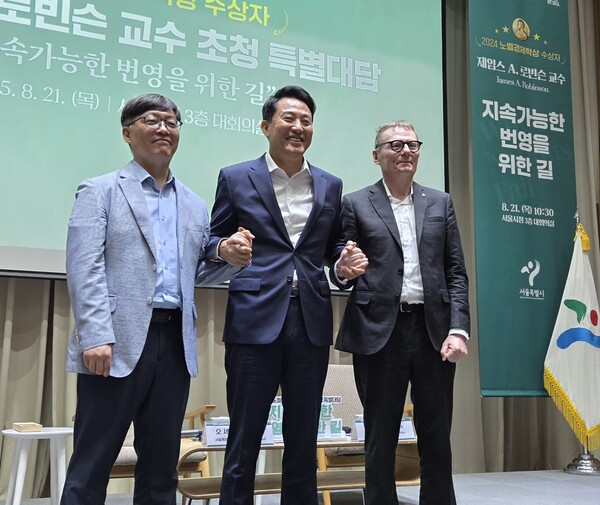 After the event, participants gathered for a commemorative photo. (Source: The Korea Post)