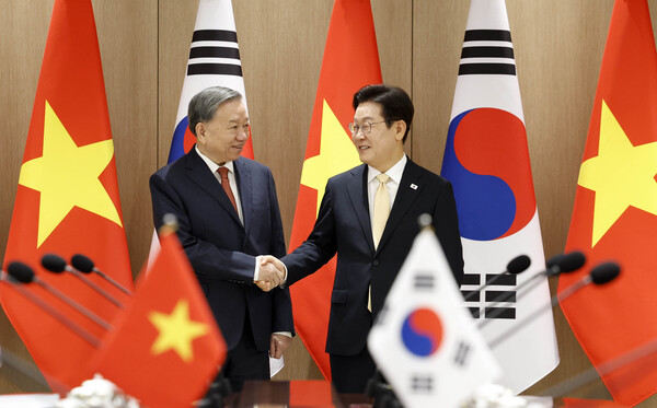 President Lee Jae-myung shakes hands with Vietnamese Communist Party Secretary-General To Lam ahead of their expanded summit at the presidential office in Yongsan, Seoul, on August 11. (Source: Presidential Office Press Corps)