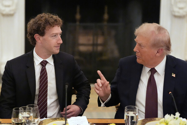 U.S. President Donald Trump speaks with Meta CEO Mark Zuckerberg during a dinner at the White House on September 4. (Source: Yonhap News)