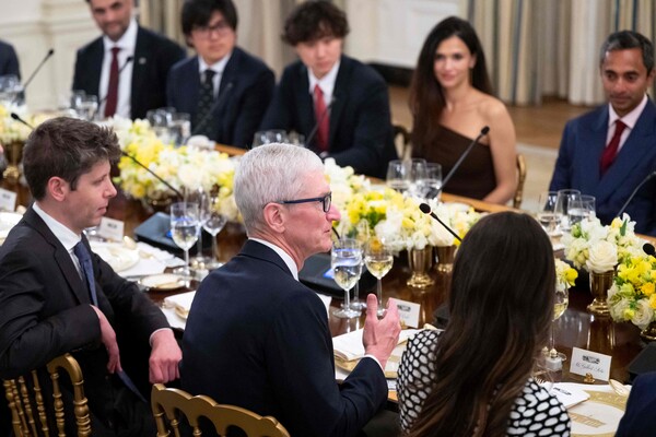 OpenAI CEO Sam Altman and Apple CEO Tim Cook attend President Trump’s dinner at the White House on September 4. (Source: Yonhap News)