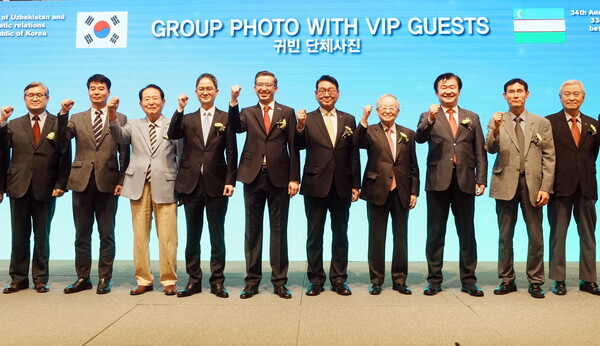 Participants pose for a commemorative photo. (Source: The Korea Post)