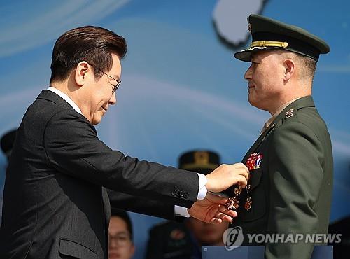 President Lee Jae-myung presents a medal to Colonel Park Jung-hoon. (Source: Yonhap News)