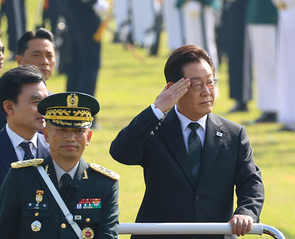 President Lee Jae-myung salutes during the Armed Forces Day event. (Source: Yonhap News)