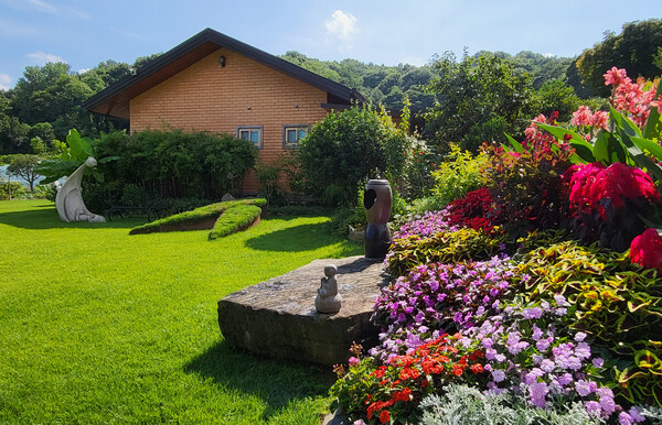 The Family Garden inside “Moonlight Journey Garden” in Damyang, featuring sculptures and seasonal flowers that create a warm and serene atmosphere. (Source: Damyang County)