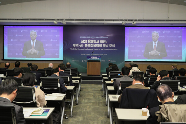 인사말 하는 마티아스 코만 OECD 사무총장 (출처: 연합뉴스)