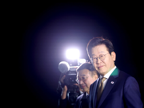 이재명 대통령, 한-아세안 정상회의 마치고 귀국. (출처: 연합뉴스)