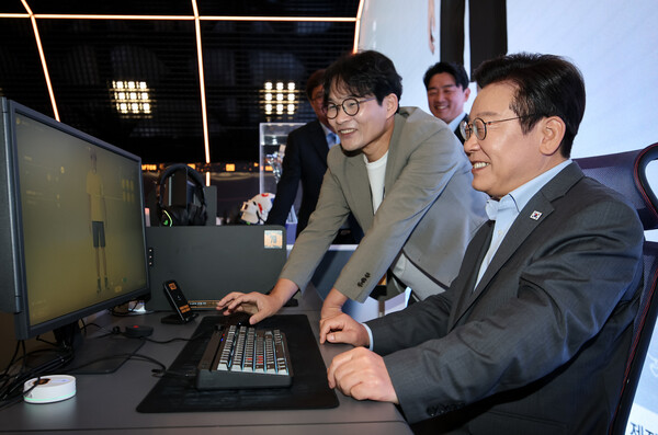 게임체험하는 이재명 대통령. (출처: 연합뉴스)