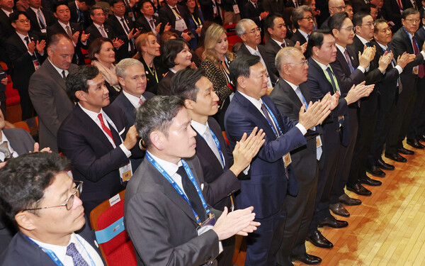 박수로 대통령 맞이하는 참석자들 (출처: 연합뉴스)