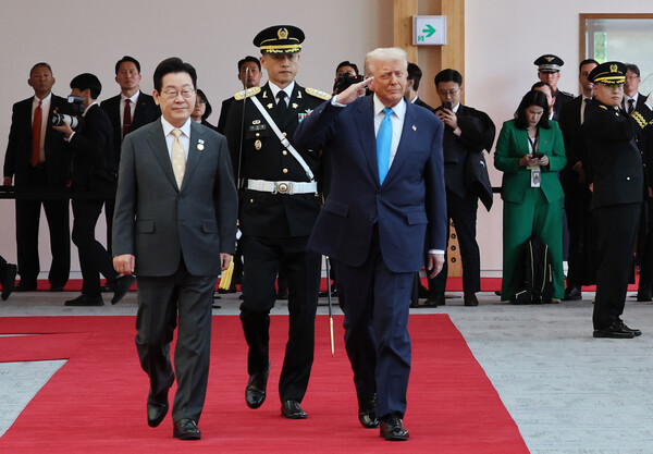 The two leaders inspect the honor guard (Source: Yonhap News)