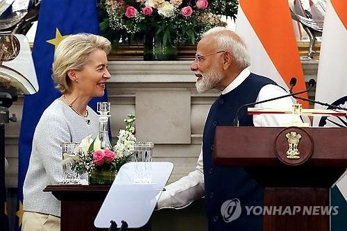 Ursula von der Leyen, President of the European Commission (left), and Narendra Modi, Prime Minister of India. (Source: Yonhap News)