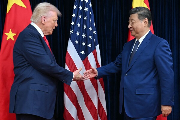 Chinese President Xi Jinping meets with U.S. President Donald Trump in Busan on October 30 during the APEC summit. (Source: Yonhap News)