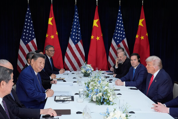 A scene from the U.S.-China summit held in Busan on October 30. (Source: Yonhap News)