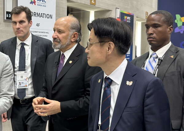 함께 이동하는 김정관-러트닉. (출처: 연합뉴스)