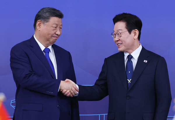 Korean and Chinese leaders shake hands (Source: Yonhap News)